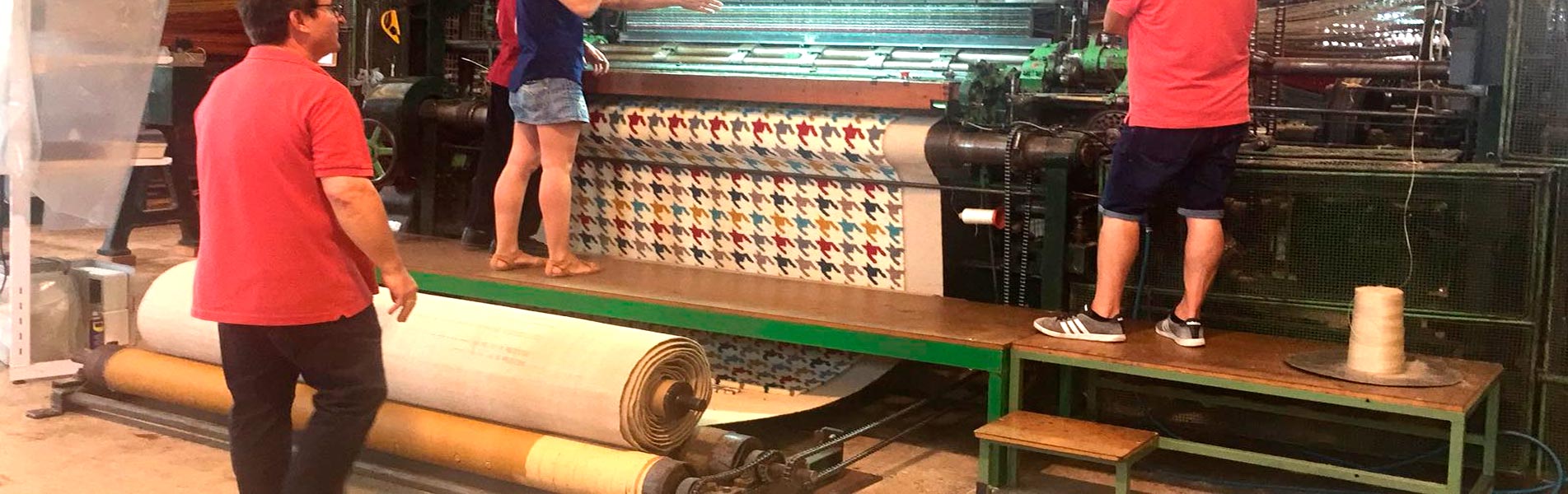 Tapete artesanal vs máquina: compare materiales, durabilidad, diseño, valor y mantenimiento para elegir la mejor opción para su proyecto.